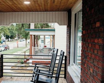 Newly Remodeled 3 Bed/1 Bath Duplex - Unit A - Big Rapids - Innenhof