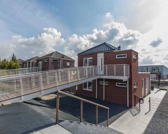 Extra spacious dyke house, built in 2017, with beautiful finish off and fenced terrace. - Oude-Tonge - Edificio