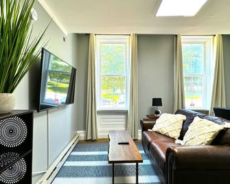 The Grayson at Park Place- cozy and fully updated with King bed free coffee and fast WIFI - Wilmington - Bedroom