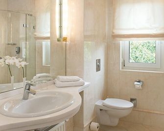Victor's Residenz-Hotel Erfurt - Erfurt - Bathroom
