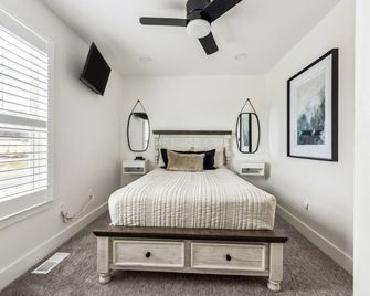 Spacious and Modern Updated 3 BR Home Near Beaches and Shopping/ Casinos - Brigantine - Bedroom