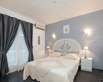 Villa in Bagnols with Pool & Near Nature Parks - Bagnols-en-Forêt