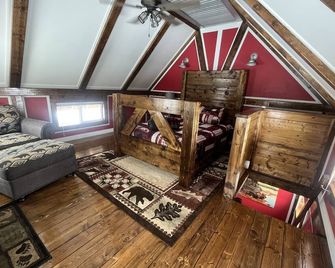 Timberframe Cabin in the Alaskan Backcountry - Talkeetna - Living room