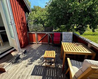 Sea view cottage 25 meters from sea. Boat with motor included. - Norrtalje - Patio