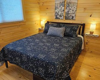 Sassafras Woodland Cabin at Lost Trails - Madison - Slaapkamer