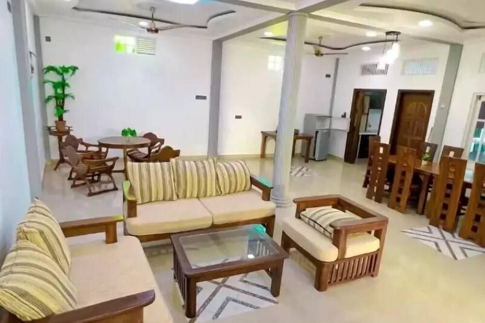 Everest Lodge - Addu City