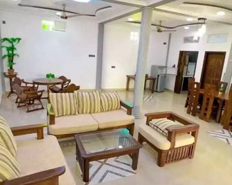 Everest Lodge - Addu City