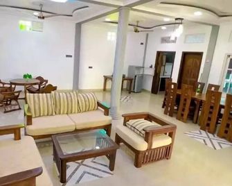 Everest Lodge - Addu City