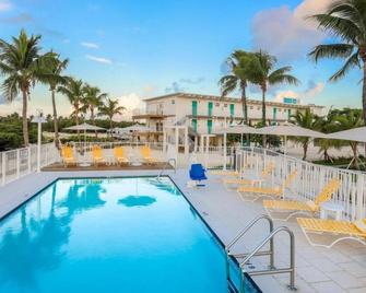 Convenient Stay in Florida! Free Parking, Free Breakfast, Pool, Pets Allowed - Islamorada - Pool