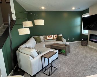Charming 3-bedroom townhome in quiet neighborhood in Waconia - Waconia - Living room