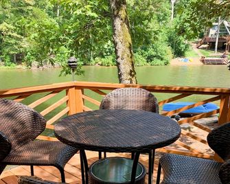 Gorgeous Lakefront Getaway - Innsbrook Chalet with Outdoor Spa! - Wright City - Patio
