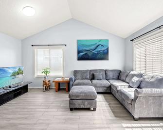 Perfect Family Getaway W Garden Near Ont Airport - Ontario - Living room