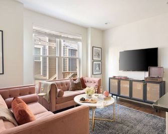 Hart Suite Buyout 6 by AvantStay Two Nashville Town Houses w Stunning Amenities Design - ناشفيل (تينيسي) - غرفة معيشة