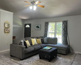 Top-rated cottage! Now booking 2026 getaways. Great for families & couples! - Dubois - Huiskamer