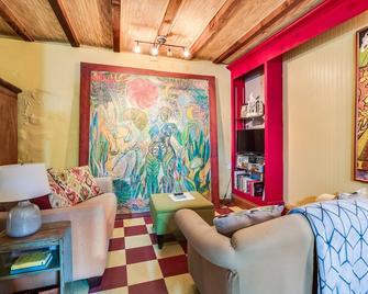 Downtown Scott Studio Near I-10, Walk to Dining - Scott - Living room