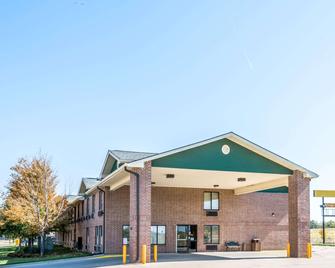 Super 8 by Wyndham Salina I-70 - Salina - Building