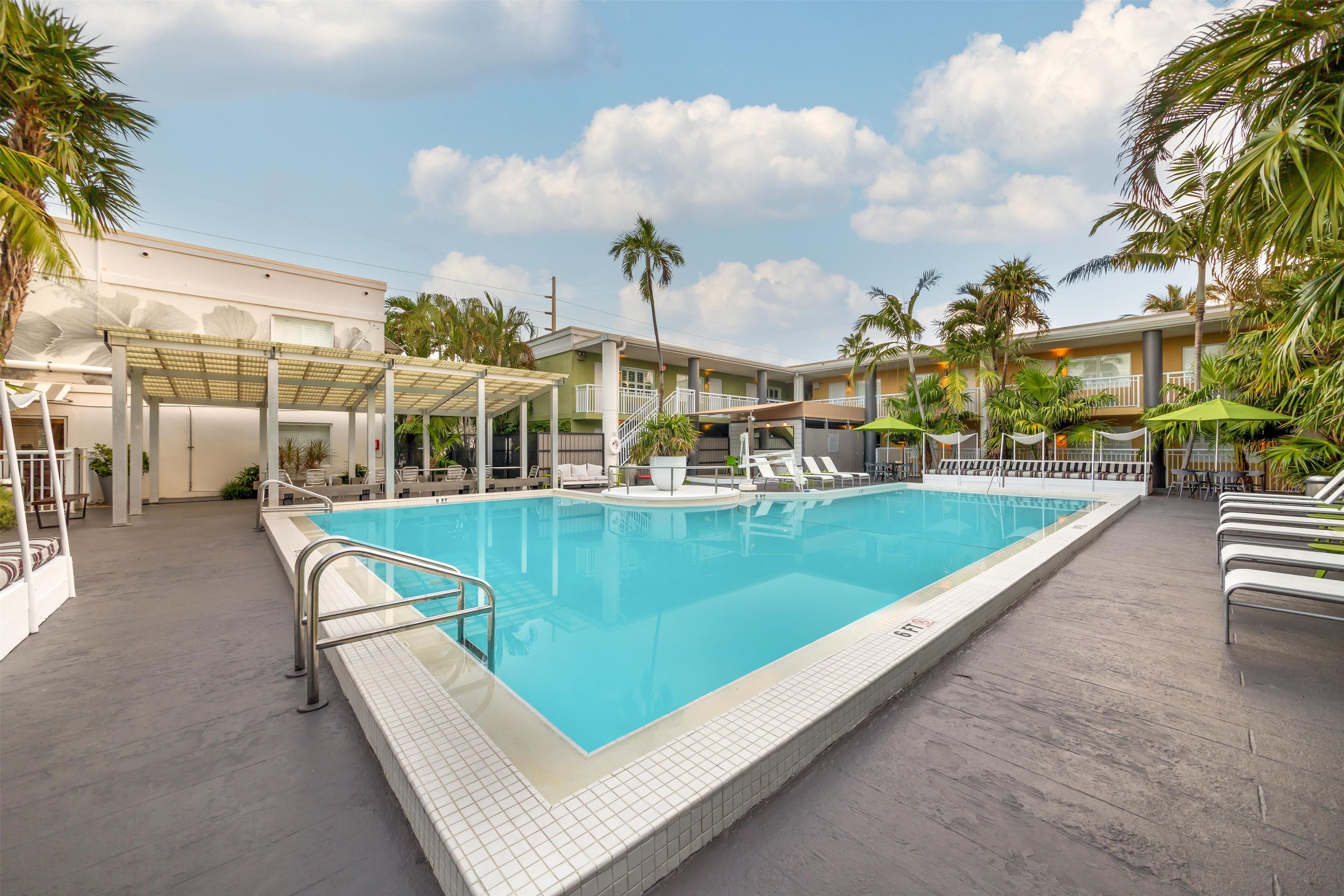 Best Western Hibiscus Motel - كي وست - حوض السباحة