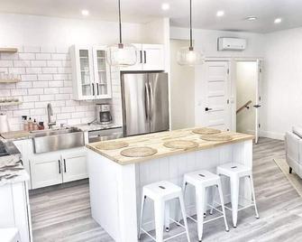 Stunning new build walkable to Main street Stowe - Stowe - Kitchen