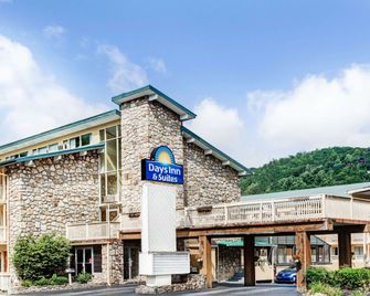 Days Inn & Suites by Wyndham Downtown Gatlinburg Parkway - Gatlinburg - Building