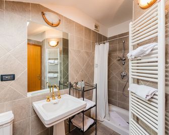 Hotel Au Soleil - Saint Vincent - Bathroom