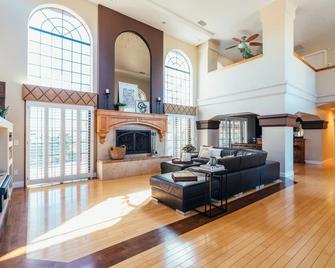 Moana by AvantStay | Prvt Oasis w/ Scenic Views | Tiki Bar & Pool w/ Water Slide - Temecula