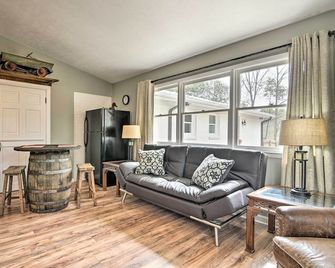 Studio w/ Patio - Walk to Hikes, Sights & Bites - Aberdeen - Вітальня
