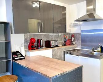 Charming 1-Bed loft Apartment in Romford - Romford - Kitchen