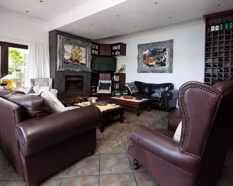 Pirates Lodge - Port Elizabeth - Wohnzimmer
