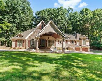Large Luxury Lake Home with Private Dock, Pet Friendly, Hot Tub - Flowery Branch - Building
