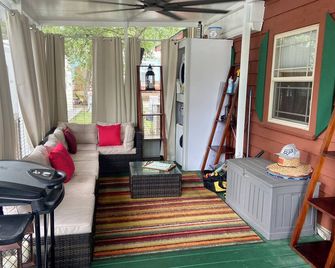 For Fox Sake, Cabin by the Lake in Salt Springs, FL. - Fort McCoy - Living room