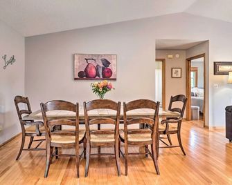Charming Mills River Home w/ Porch & Yard! - Mills River - Comedor