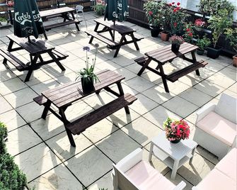 The Chequers Inn - Amersham - Innenhof