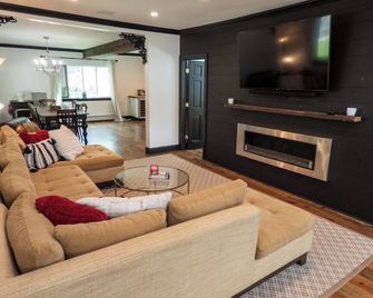Chic Catskills Farmhouse - Harris - Living room