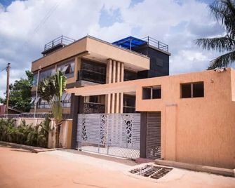 Governors Hotel - Mukono - Edificio