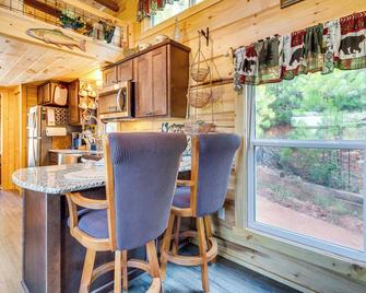 Mill Spring Log Cabin with Decks and Hot Tub! - Mill Spring - Comedor