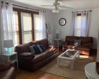 South Haven Beach House. Prime Location! - South Haven - Living room