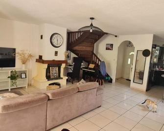 Chambre dans villa Montpellier à 15mn des plages - Montpellier - Salon