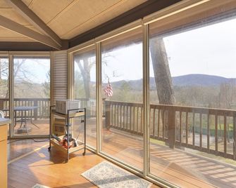 Cozy rental near Greenbrier Resort with a deck, stunning views modern-rustic charm, and full kitchen - White Sulphur Springs - Balcón