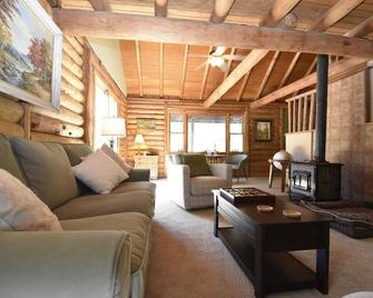 Escape to Nature at Wales Family Cabin - Saint Michaels - Living room