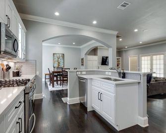 Gorgeous 3-bedroom townhome in Perfect Location! - Dallas - Kitchen
