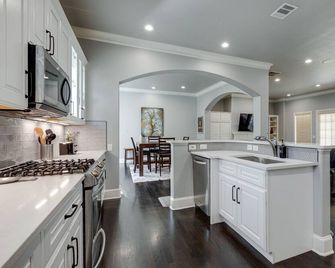Gorgeous 3-bedroom townhome in Perfect Location! - Dallas - Cocina
