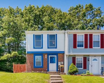 Stay A While Fenced & Stylish 2 Bed 1.5 Bath Family Home Near White Marsh Mall - White Marsh - Edificio