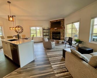 Le Plateau East By Tremblant Vacations - Mont-Tremblant - Living room