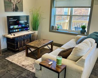 2 Bedroom Apartment - Downtown - Marshall - Obývací pokoj