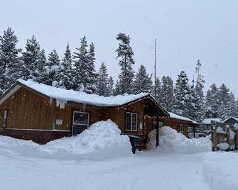 20 Min to Yellowstone, High Speed Fiber, Hot tub, Fire Pit, Play Structure. - Island Park - Budova