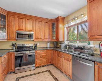 Luxury pet friendly estate w/ hot tub and heated pool in the heart of the city - Prince George - Kitchen