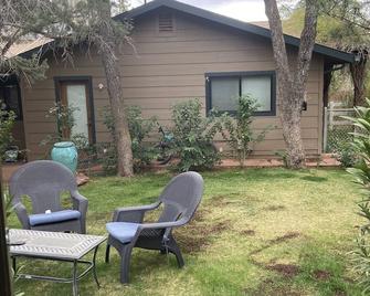Charming Detached Guest Bedroom , Idyllic Tranquil Setting - Sedona - Patio
