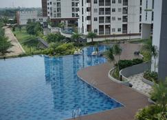 Great Deal Studio Room At Serpong Greenview Apartment - South Tangerang City - Pool