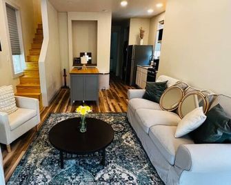 The Hickory Villa at Selah Place - Athens - Living room