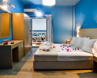 Poseidon Beach Hotel - Kamari - Phòng ngủ